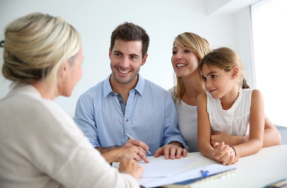 Family,Meeting,Real-estate,Agent,For,House,Investment