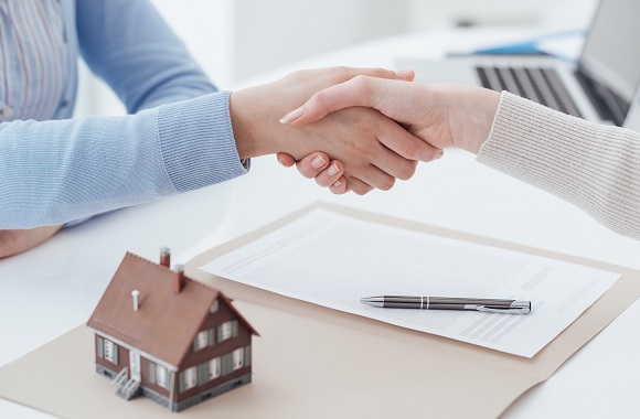 Real,Estate,Broker,And,Customer,Shaking,Hands,After,Signing,A